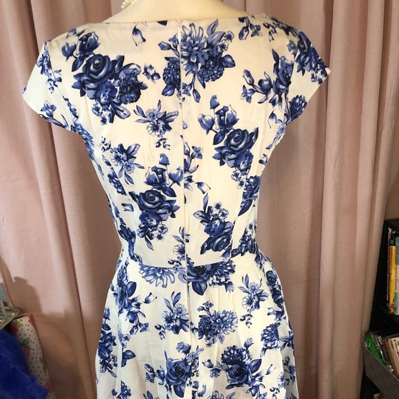 Kuvant - 1950’s Retro Style Scoop Neck Cocktail Dress in White & Blue Floral - Picture 5 of 16